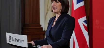 बेलायतमा सरकारी कर्मचारीलाई महँगीअनुसार तलब दिइने