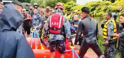 बलान नदीमा फसेका ६ किसानको उद्धार