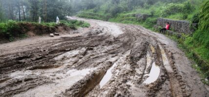वर्षाले उदयपुरका ग्रामीण सडक अवरुद्ध