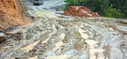 हिलाम्मे खेतजस्तै सडकको अवस्था , वडाध्यक्ष भन्दछन् ‘सडकका कारण जनता जोगाउनै कठिन भइसक्यो’