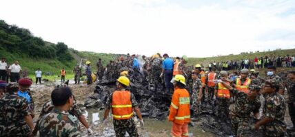 दुर्घटनामा परेका सौर्य एयरलाइन्सका क्याप्टेनको उद्धार, लगियो अस्पताल,  घटनास्थलमा २ जनाको शव फेला