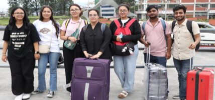 बङ्गलादेशबाट काठमाडौँ फर्किए नेपाली विद्यार्थी