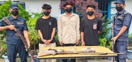 भरुवा बन्दुक र चोरीको सामानसहित तीन युवा पक्राउ