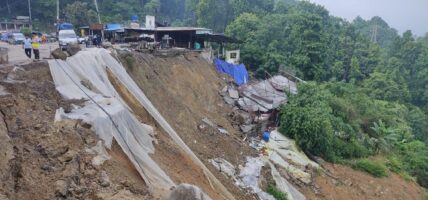 दाउन्नेमा सडक भासिए यातायात सञ्चालनमा रोक