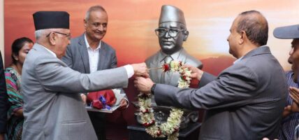 प्रधानमन्त्रीद्वारा जननेता मदन भण्डारीको अर्धकदको प्रतिमा अनावरण