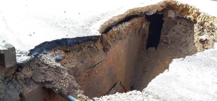 काठमाडौं महानगरपालिका कार्यालय नजिकैको सडक भासियो