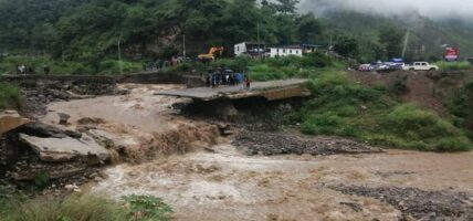 बिपी राजमार्ग अवरुद्ध, खोलाले बगाएर महिलाको मृत्यु