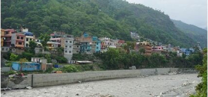 बाढी नियन्त्रण गर्न पक्की पर्खाल निर्माण
