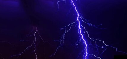 चट्याङ पर्दा तीन जना गम्भीर घाइते, प्राथमिक स्वास्थ्य केन्द्रमा उपचार हुँदै