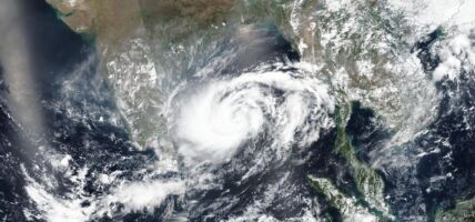जापानमा चक्रवातका कारण उडान र रेल सेवा अवरुद्ध