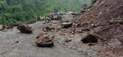 पहिरोले कर्णाली राजमार्ग अवरुद्ध