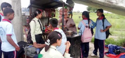 घोराहीमा मकैको चनाचटपटे बेचेर आत्मनिर्भर बन्दै