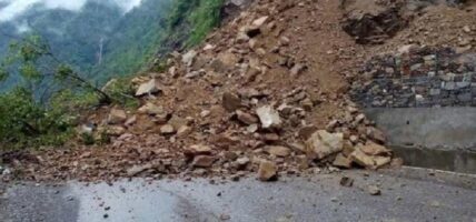 पहिरोले साँफे–मार्तडी सडक अवरुद्ध