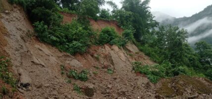 नागढुङ्गा नजिक पहिरो खस्दा  यातायात सेवा ठप्प