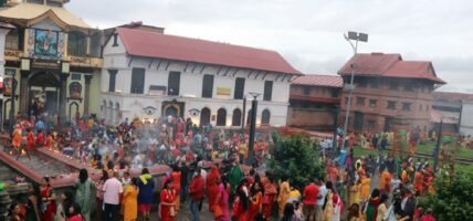 साउनको तेस्रो सोमबार: पशुपतिनाथसहित देशभरका शिवालयमा भक्तजनको  घुइँचो