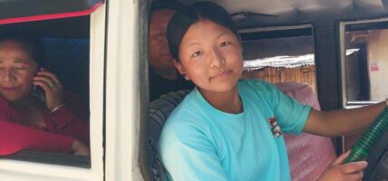 सवारी चलाएरै बहिनीलाई डाक्टर बनाउने किशोरीको सपना