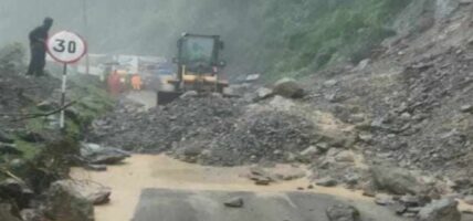 पहिरोले अवरुद्ध पृथ्वी राजमार्ग नियमित