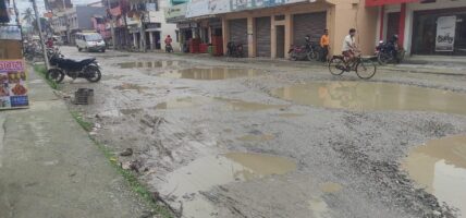 राजविराजको मुख्य सडकमै खाल्डाखुल्डी हुँदा दुर्घटना बढ्यो