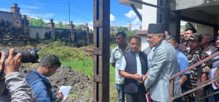 थोक बजार भवनको अवस्था बुझ्न चोभारमा कृषिमन्त्री अधिकारी