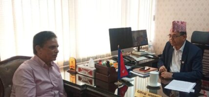 मन्त्री दाहाल र कलाकार आचार्यबीच छलफल