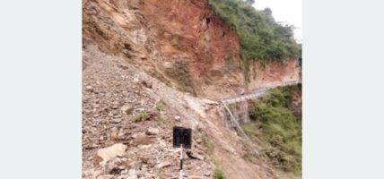 पहिरोले महाकाली राजमार्ग अवरुद्ध