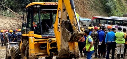 झ्याप्ले खोलाको पहिरो पन्छाएपछि सडक दुईतर्फी खुल्यो