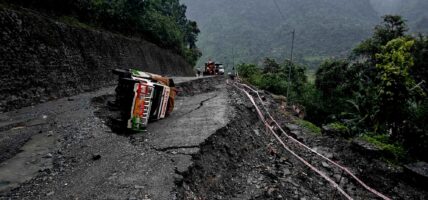 अत्याधिक वर्षाका कारण मुग्लिन–नारायणगढ सडक भासियो