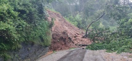 धादिङबेसी मलेखु सडकको दुई ठाउँमा पहिरो, सवारी आवागमन ठप्प