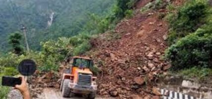सुक्खा पहिरो खस्दा पृथ्वी राजमार्ग अवरुद्ध