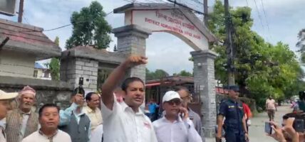 रवि लामिछानेलाई पक्राउको माग गर्दै सहकारी पीडितद्वारा प्रशासन अगाडि प्रदर्शन
