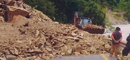 बझाङको बालुवाटारमा पहिरो, सडक अवरुद्ध