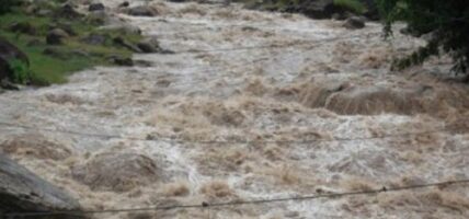 खोलाले मोटरसाइकल बगाउँदा दुईजनाको मृत्यु