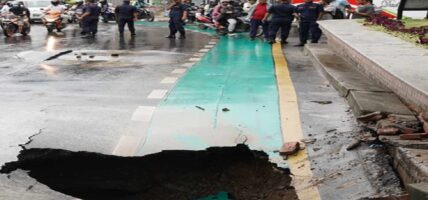 कुपण्डोलमा सडक फुटेर पानी निस्कियो