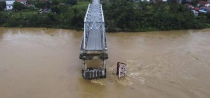 समुद्री आँधीले भियतनाममा व्यस्त पुल भत्कियो, कार र स्कुटर बगायो