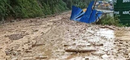 धादिङको बेनीघाट जवाङ खोलामा खसेको  पहिरो  पन्छाउन आज दिनभर लाग्ने