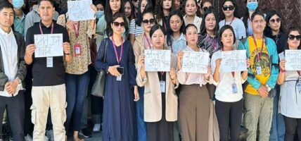 अन्याय र विभेद् भएको भन्दै एयरहोस्टेसले गरे धर्ना