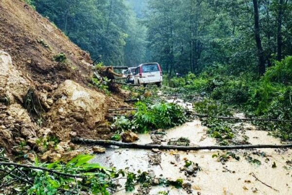 बाढी र पहिरोले देशका विभिन्न राष्ट्रिय राजमार्ग पूर्ण अवरुद्ध