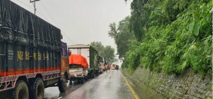 रुख ढलेर नारायणगढ–मुग्लिन सडक अवरुद्ध