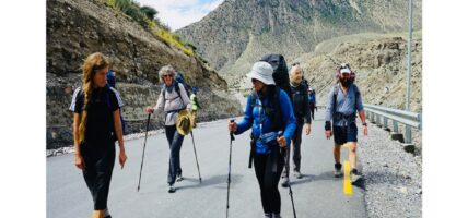 अनुमतिपत्र नलिई पर्यटक घुमाउने पथप्रदर्शक कारबाहीमा