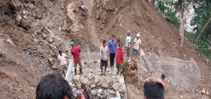 पुन: पहिरो खसेपछि रोकियो मेची राजमार्गको मर्मतसम्भार