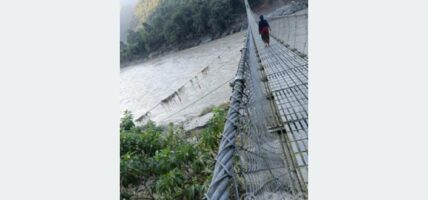 बाढीले झोलुङ्गे पुल बगाएपछि दैनिक आवतजावतमा कठिनाइ