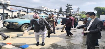 सिँचाइमन्त्री खड्का सरसफाइ अभियानमा सहभागी