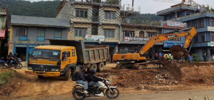 दमौली बजारमा सडक विस्तारले गति लिँदै