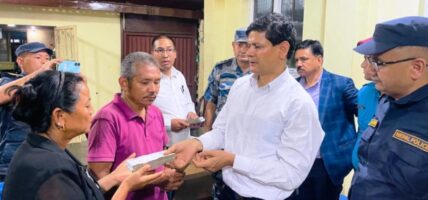 विपद्‌मा परेर ज्यान गुमाएकाका परिवारलाई राहत रकम वितरण