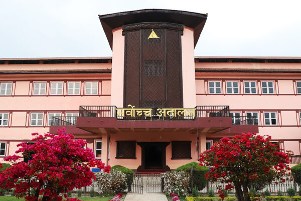 प्रधान न्यायाधीश शर्माको नियुक्ति विरूद्धको रिट दरपीठको निवेदन संवैधानिक इजलासमा पेस प्रधान न्यायाधीश शर्माको नियुक्ति विरूद्धको रिट दरपीठको निवेदन संवैधानिक इजलासमा पेस