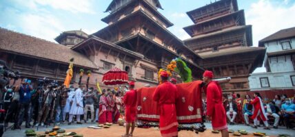 बिहीबार हनुमानढोका दसैँ घरमा फूलपाती भित्र्याइँदै
