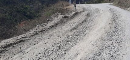 सुख्खा पहिरोले राप्ती लोकमार्ग अवरुद्ध