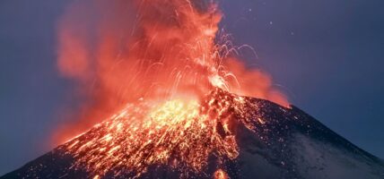 ज्वालामुखी विस्फोटपछि बालीतर्फ जाने उडान रद्द