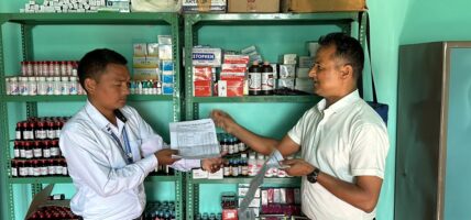 चेपाङ बस्तीको स्वास्थ्य संस्थालाई औषधि प्रदान