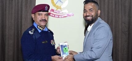 डिजिटल सवारी चालक अनुमती पत्रको नियमनको लागि ट्राफिक प्रहरीलाई मोबाइल फोन हस्तान्तण